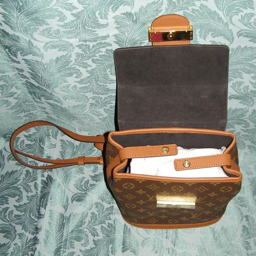 LIKE NEW Louis Vuitton Dauphine Backpack with dustbag